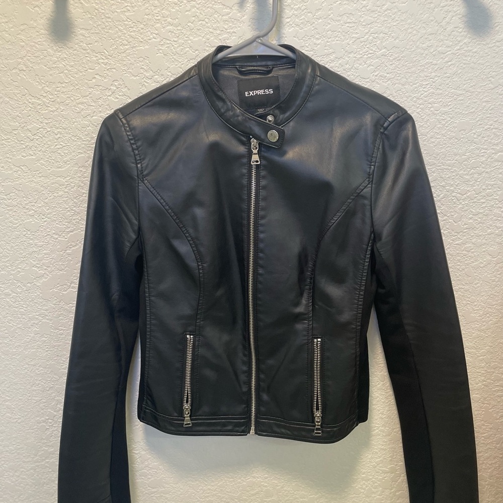 Express Black Leather Jacket with Fitted Style and Stand-Up Collar